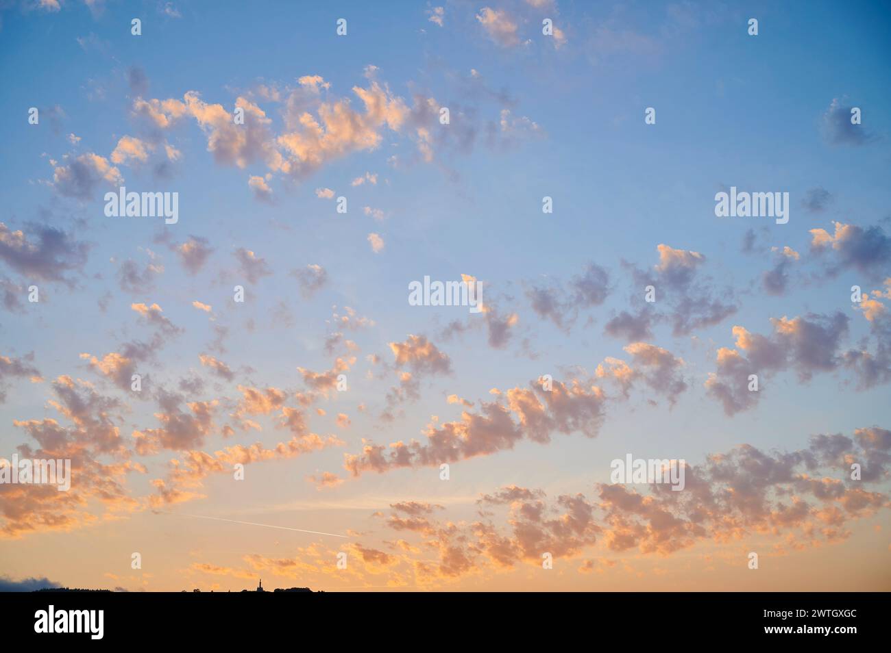 Spektakulärer Himmel bei Sonnenuntergang, Castro Urdiales, Kantabrien, Spanien, Europa Stockfoto