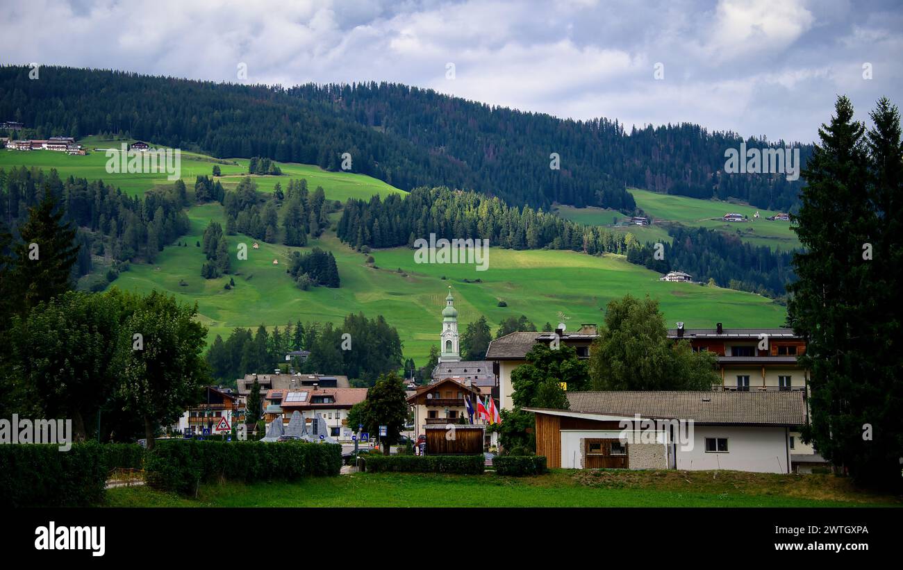 Ruhige ländliche Landschaft mit lebhaften grünen Hügeln in Toblach, Südtirol, Italien Stockfoto
