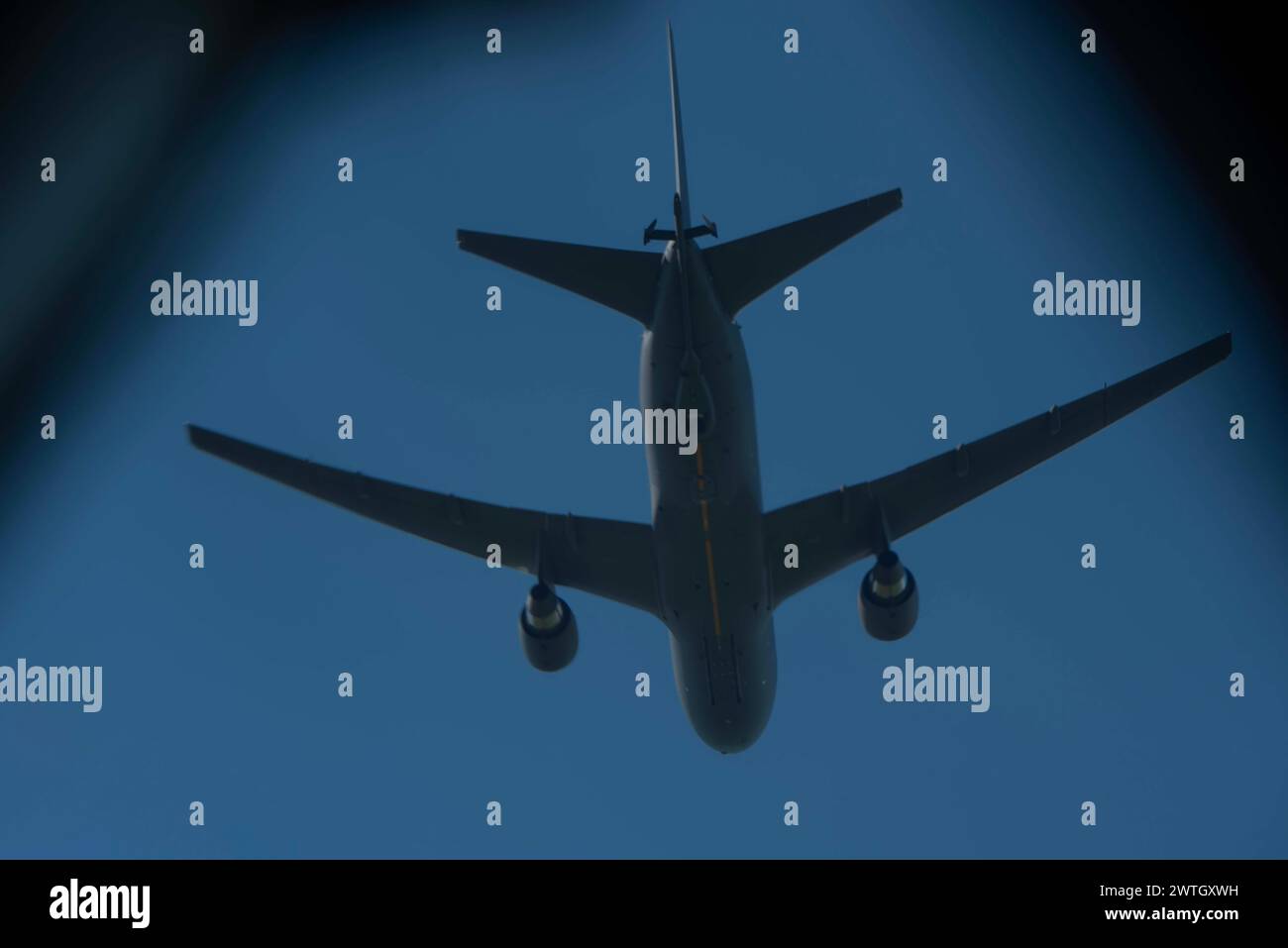 Die US Air Force KC-46A Pegasus fliegt am 16. März 2024 über Nordkalifornien. Die KC-46 flog zusammen mit einem C-5M Super Galaxy, einem KC-10 Extender und C-17 Stockfoto
