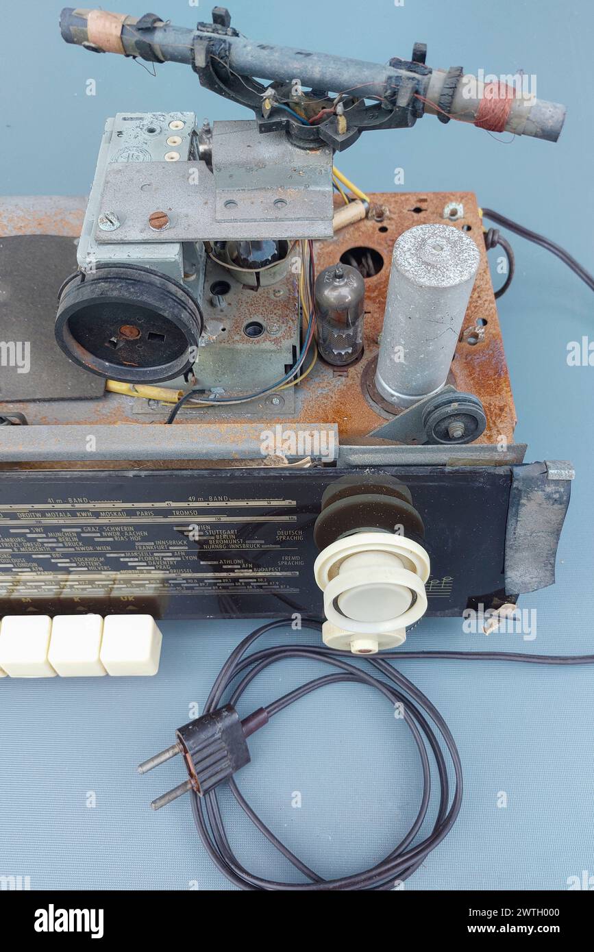 Grafit-Antenne eines antiken Radios im Inneren. Radioröhren, Transistoren und so weiter. Stockfoto