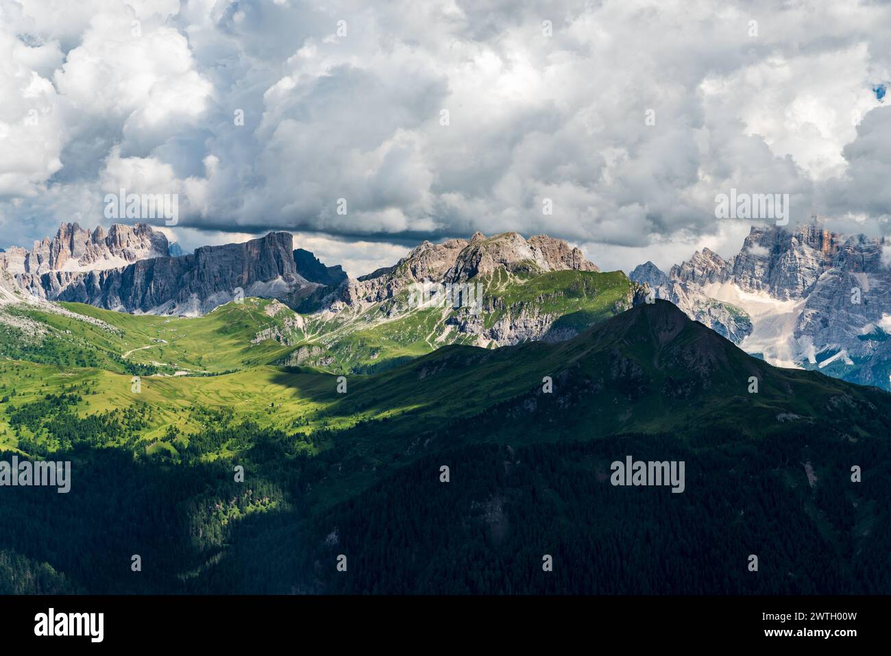 Wunderschöne Dolomiten-Berge in Italien - Blick vom Col di Lana Hügel während des Sommernachmittags Stockfoto