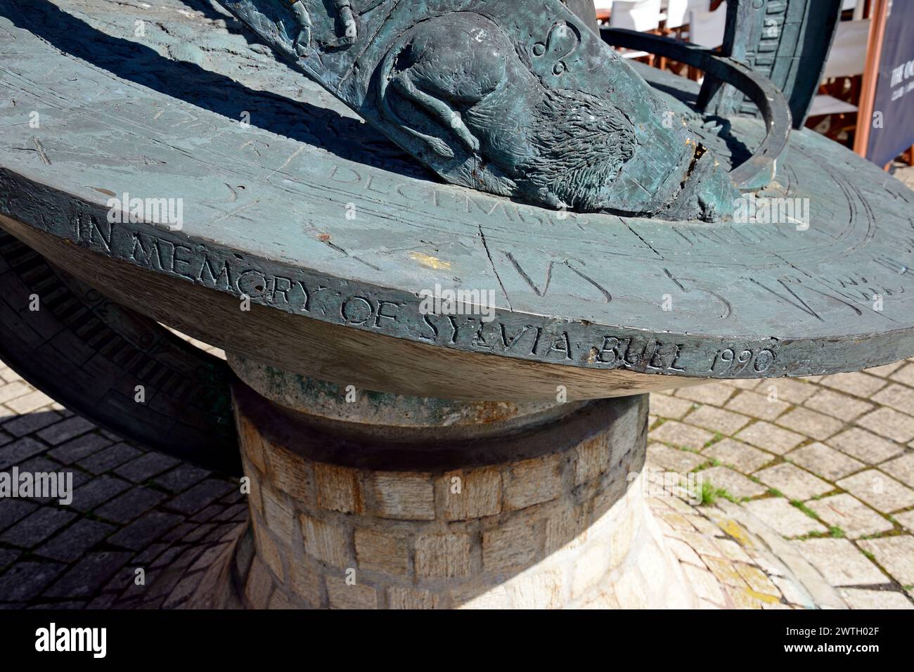 Die Armillarsphäre zum Gedenken an Sylvia Bull entlang der Uferpromenade, Exeter, Devon, Großbritannien, Europa. Stockfoto