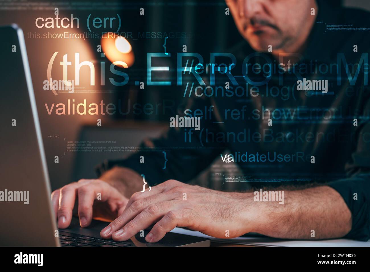 Softwareentwickler und Programmierer geben Code auf Laptop-Computer ein, selektiver Fokus Stockfoto