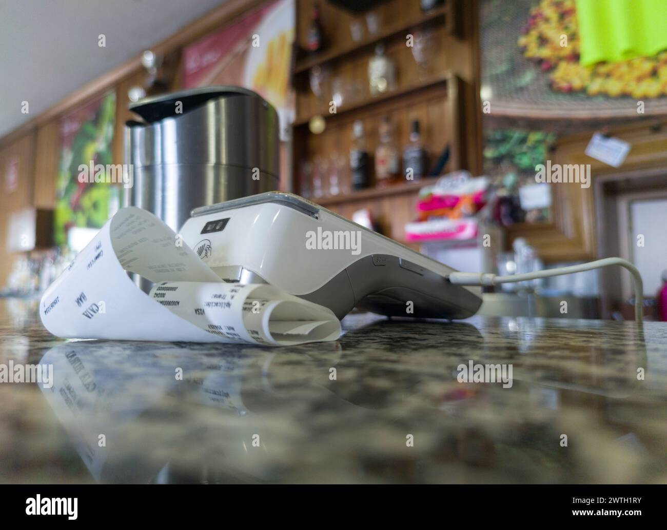 Zahlungsterminal über Barschalter. Numerische Tastatur fokussieren Stockfoto