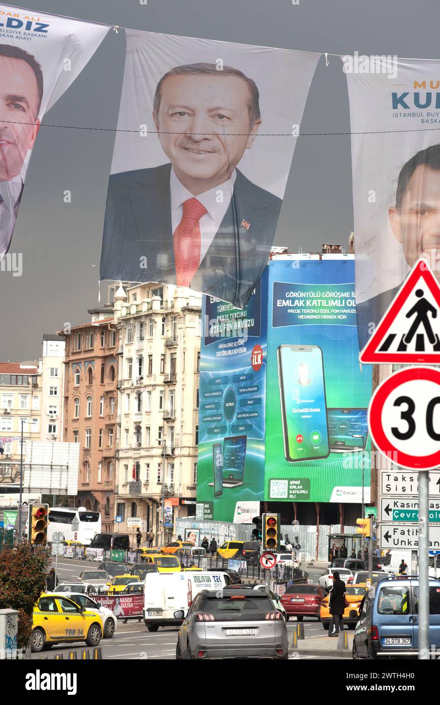 Istanbul, Türkei. Am 16. März 2024 wurden Wahlbanner für AKP-Kandidaten einschließlich des türkischen Präsidenten Recep Tayyip Erdogan in Beyoglu verteilt Stockfoto