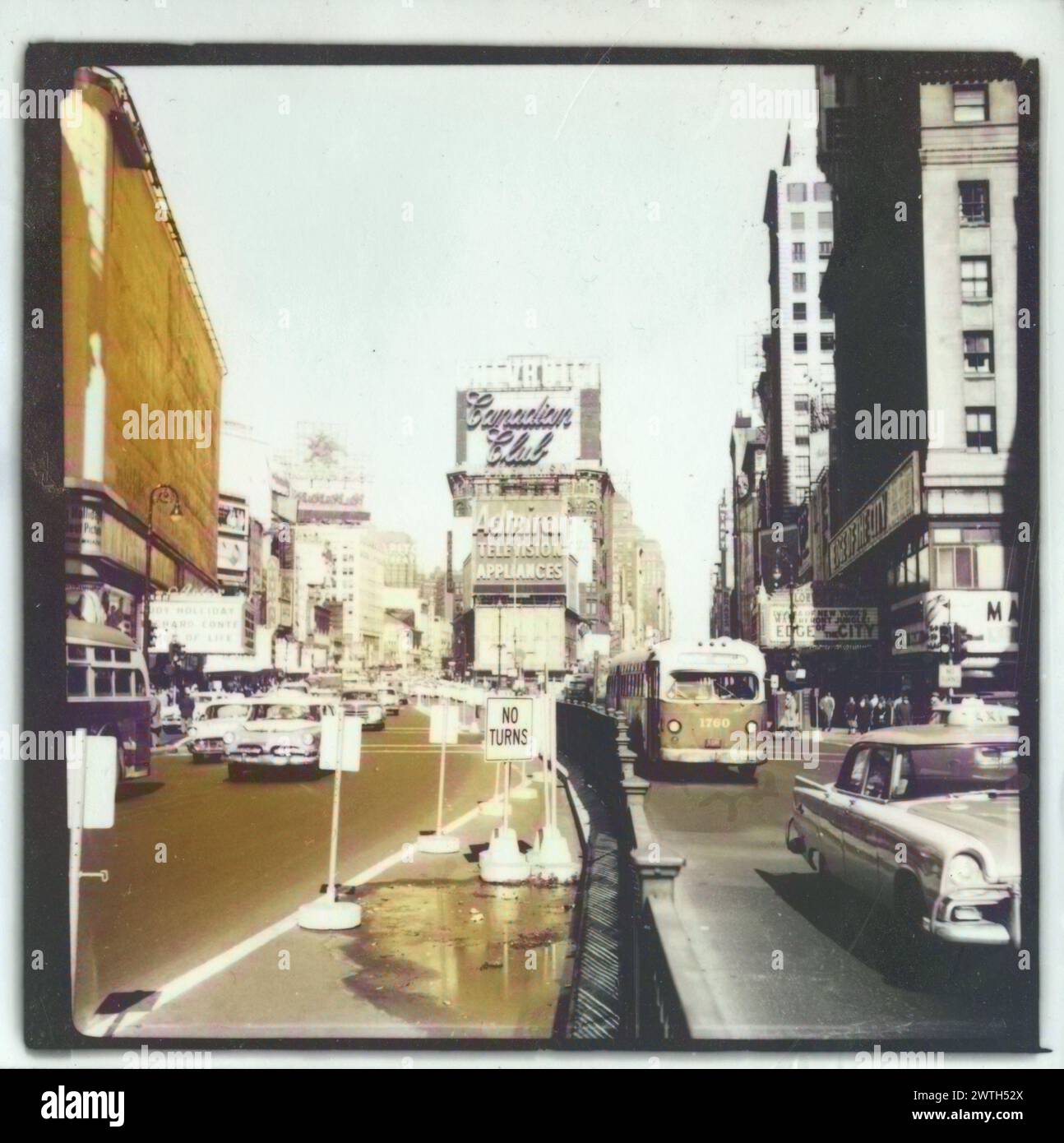 New York Times Square, Amateur-Schnappschuss um 1958, quadratisches negativ gedruckt auf Ilford-Papier, schwarz-weiß. Diese Version wurde sanft von Hand gefärbt, was die Vintage-Atmosphäre unterstreicht. Stockfoto