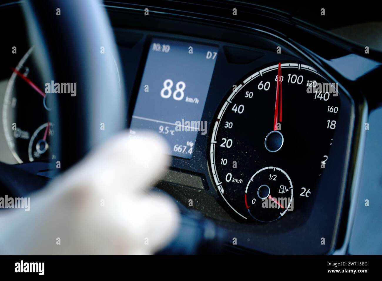 Tachometer und Hände am Lenkrad – Fahren mit 88 km/h Stockfoto