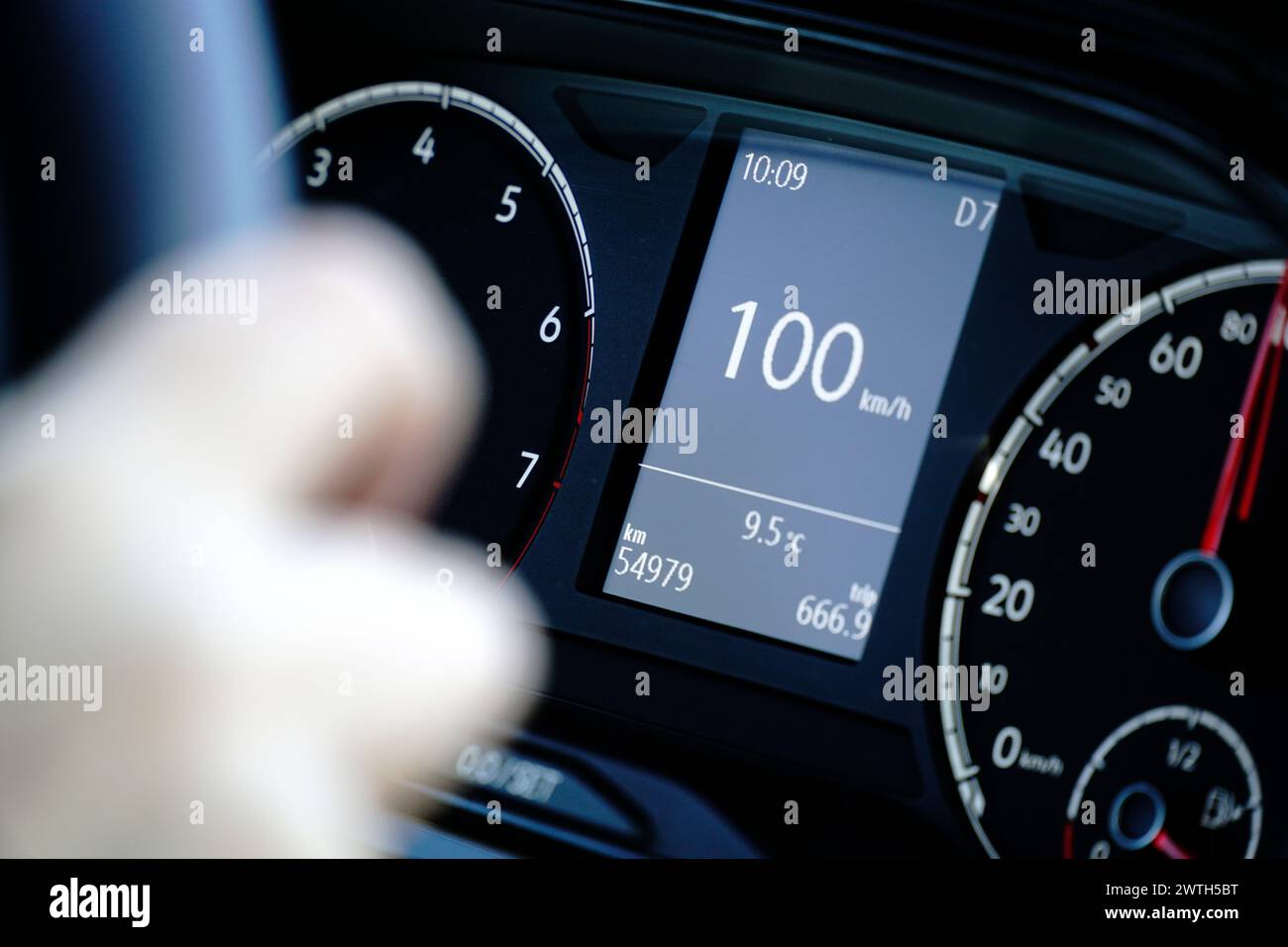 Tachometer und Hände am Lenkrad – Fahren mit 100 km/h Stockfoto