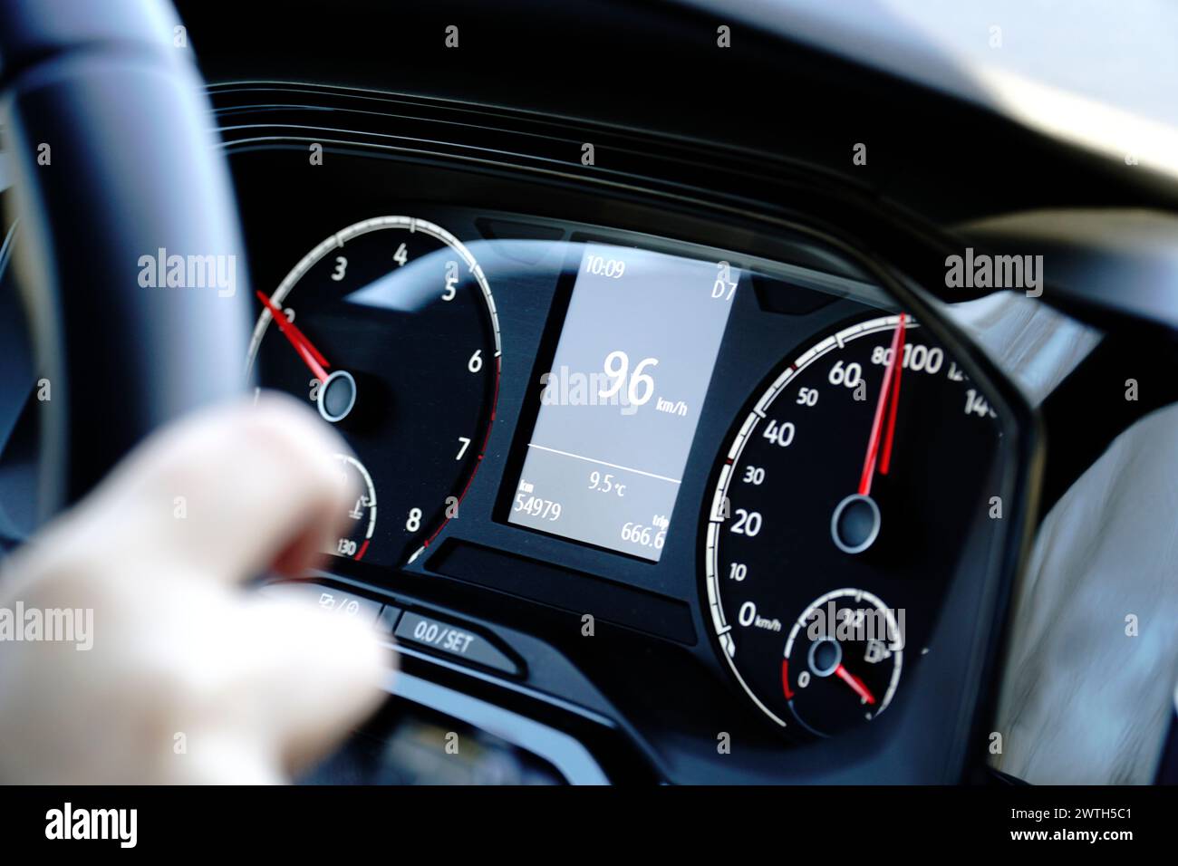 Tachometer und Hände am Lenkrad – Fahren mit 96 km/h Stockfoto