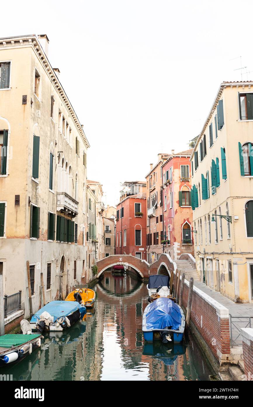 Kanal gesäumt von Booten und venezianischen Häusern Stockfoto
