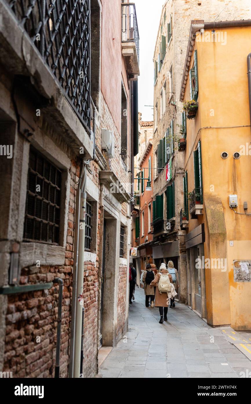 Enge venezianische Gasse mit Fußgängern Stockfoto