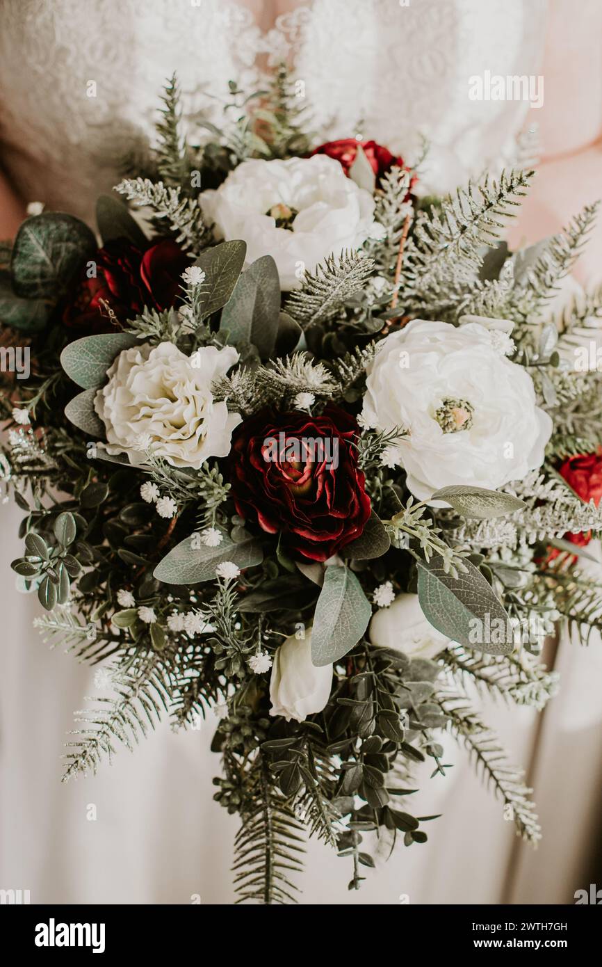 Brautstrauß für die Winterhochzeit mit weißen und roten Blumen Stockfoto