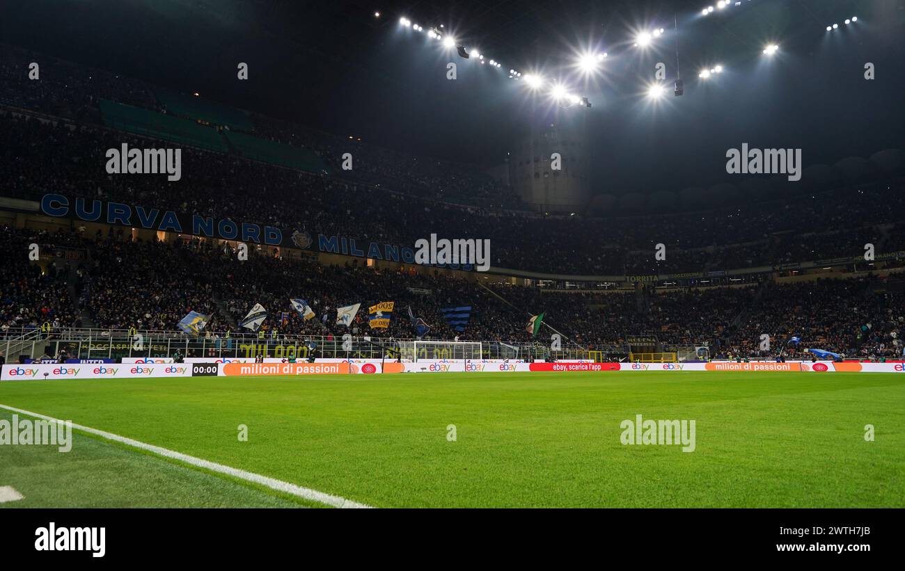 Mailand, Italien. März 2024. Mailand, Italien, 17. März 2024: Allgemeiner Blick auf das Stadion und die Fans auf den Tribünen vor dem Seria A-Fußballspiel zwischen dem FC Internazionale und dem SSC Napoli in San Siro in Mailand, Italien. (Daniela Porcelli/SPP) Credit: SPP Sport Press Photo. /Alamy Live News Stockfoto