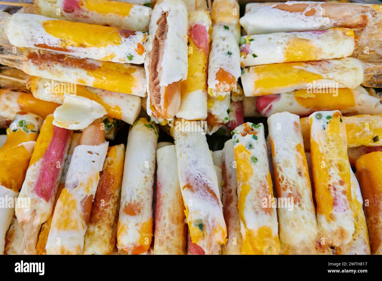 Spieß, Spiegelei, Hot Dog auf dem Straßenmarkt Stockfoto