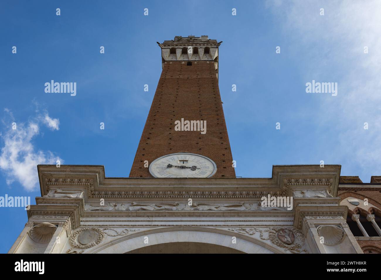 Glockenturm des Palazzo Pubblico in Siena, Italien Stockfoto