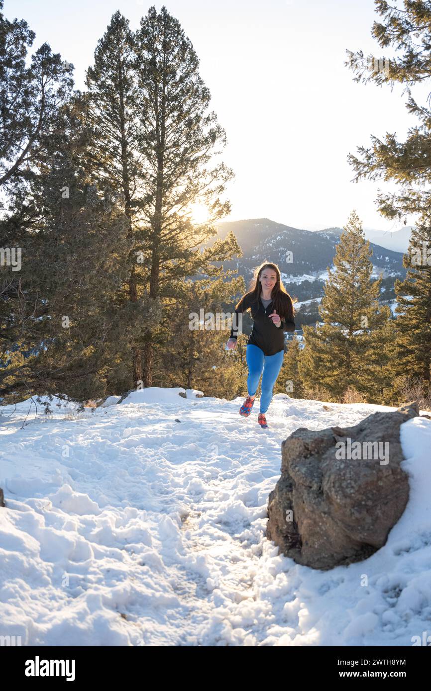 Frau rennt im Schnee in Colorado Stockfoto