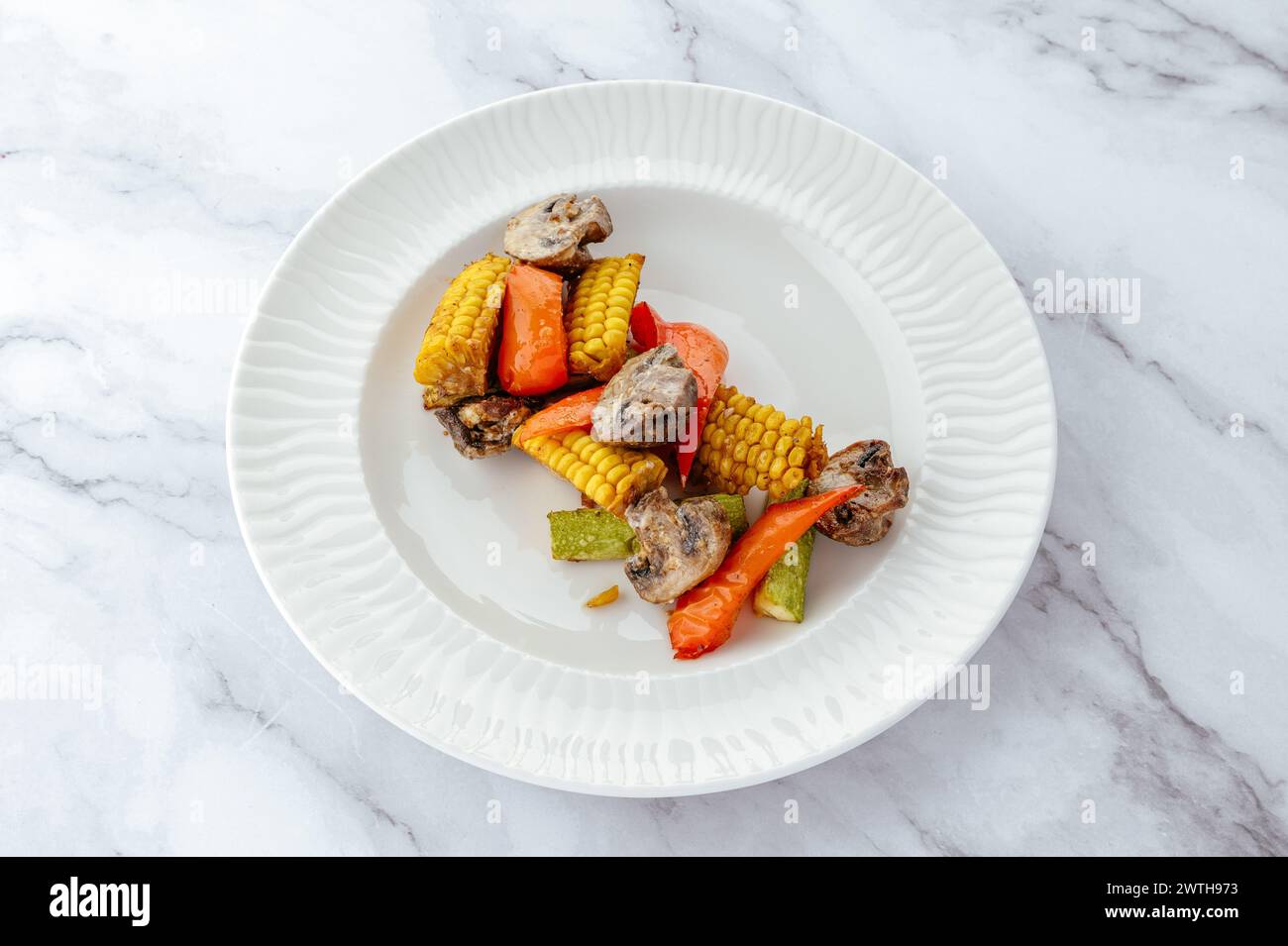 Gegrilltes Gemüse auf einem Teller Stockfoto