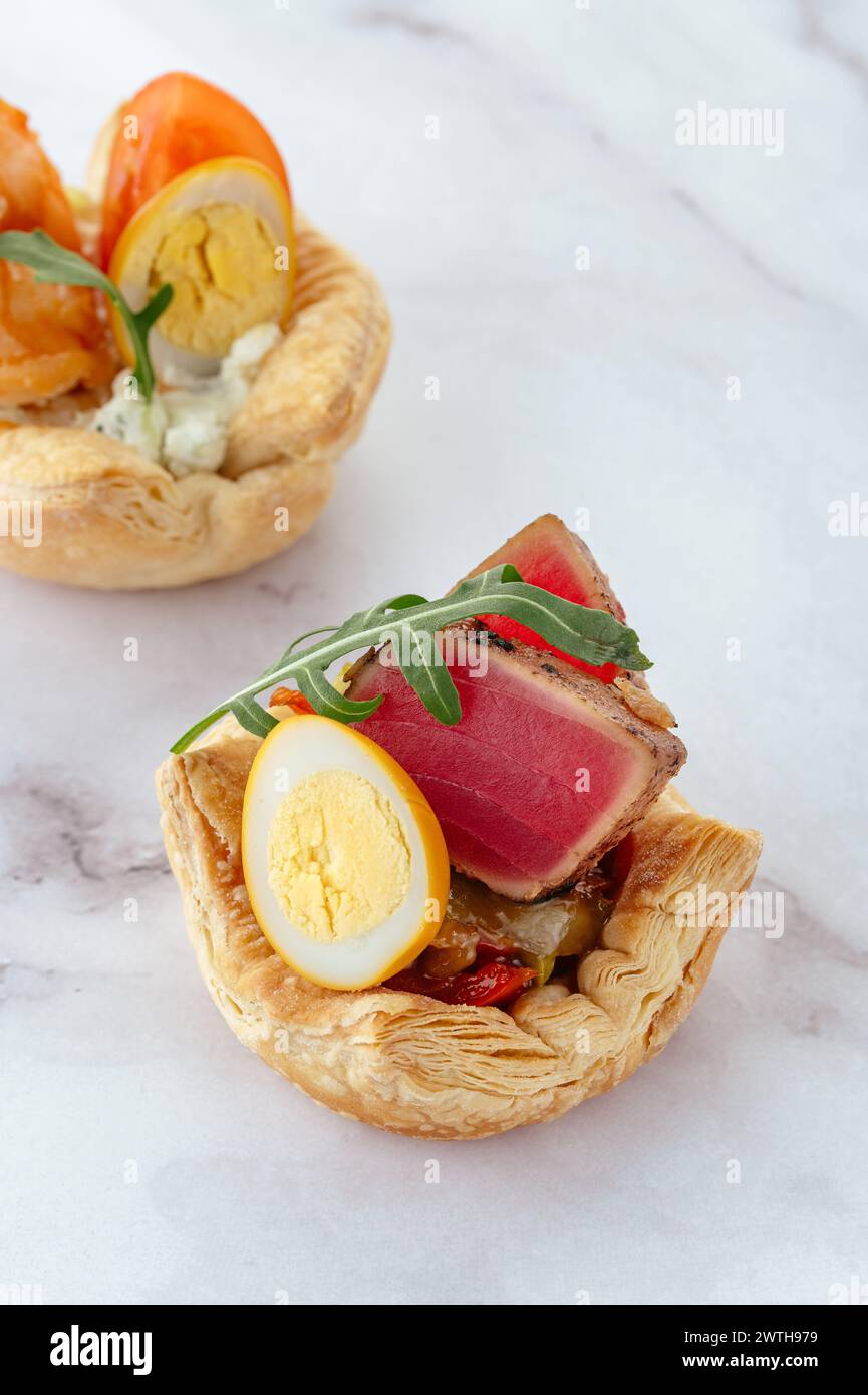 Blätterteigvorspeise mit Thunfisch, Ei und Sauce Stockfoto