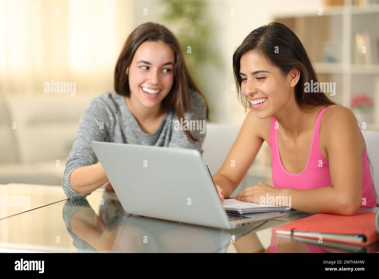 Glücklicher Privatlehrer, der einem glücklichen Schüler zu Hause Online-Unterricht unterhält Stockfoto