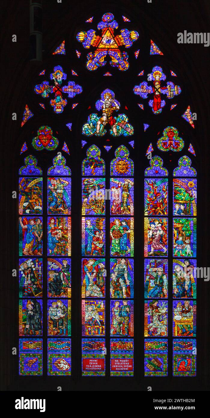 Die farbenfrohen Buntglasfenster mit religiösen Motiven in der Kathedrale St. Veit, Prag, Tschechische Republik. Stockfoto