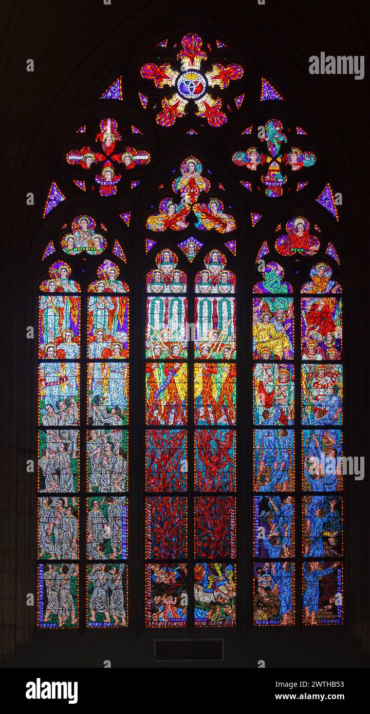 Die farbenfrohen Buntglasfenster mit religiösen Motiven in der Kathedrale St. Veit, Prag, Tschechische Republik Stockfoto
