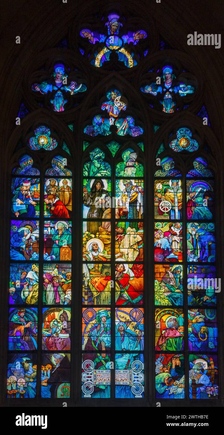 Die farbenfrohen Buntglasfenster mit religiösen Motiven in der Kathedrale St. Veit, Prag, Tschechische Republik Stockfoto