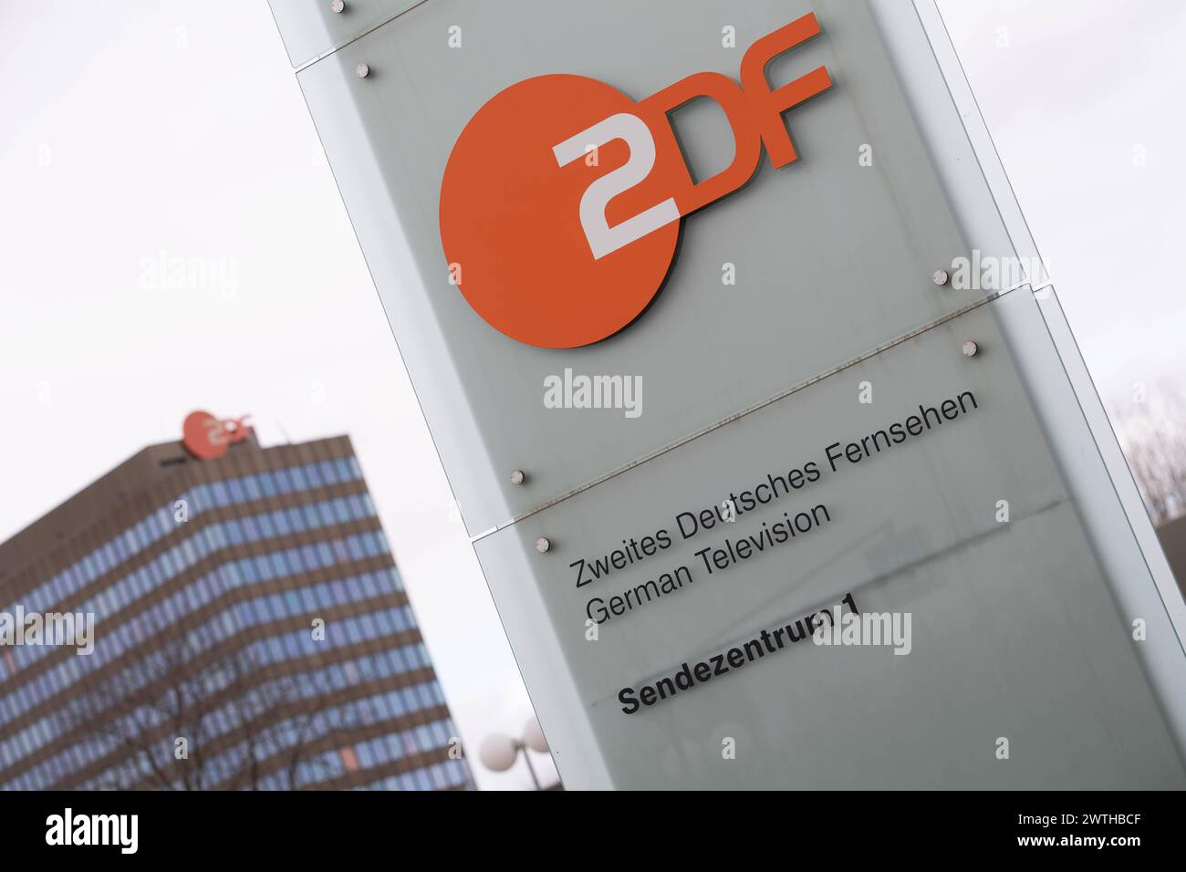 Das Sendezentrum 1 des ZDF, Zweites Deutsches Fernsehen, Aussenansicht, Logo, auf dem Mainzer Lerchenberg, 16.03.2024. *** Sendezentrum 1 des ZDF, zweites Deutsches Fernsehen, Außenansicht, Logo, auf dem Lerchenberg in Mainz, 16 03 2024 Stockfoto