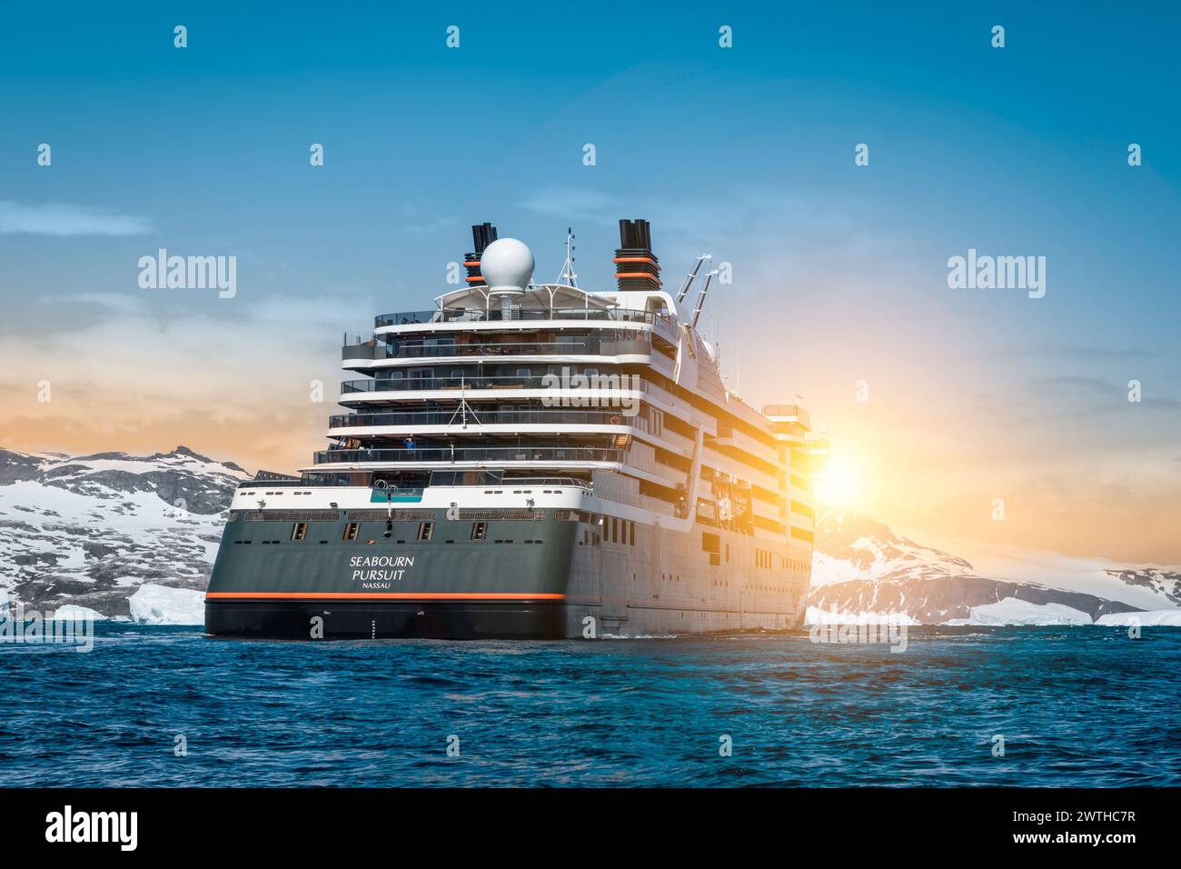 Cierva Cove, Antarktis - 11. Januar 2024: Kreuzfahrtschiff Seabourn Pursuit in der Antarktis. Stockfoto