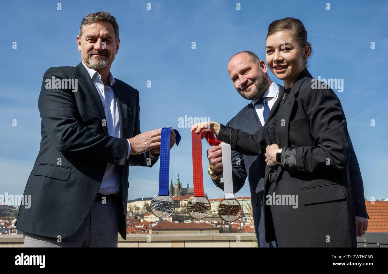 Prag, Tschechische Republik. März 2024. Von links: Präsident des Prager Organisationskomitees Petr Briza, Projekt ambasador Jiri Slegr und Autorin und Designerin der Medaillen Katerina Handlova auf der Pressekonferenz zur offiziellen Verleihung der IHF Eishockey-Weltmeisterschaft 2024 in Prag, Tschechische Republik, 18. März 2024. Quelle: Michaela Rihova/CTK Photo/Alamy Live News Stockfoto