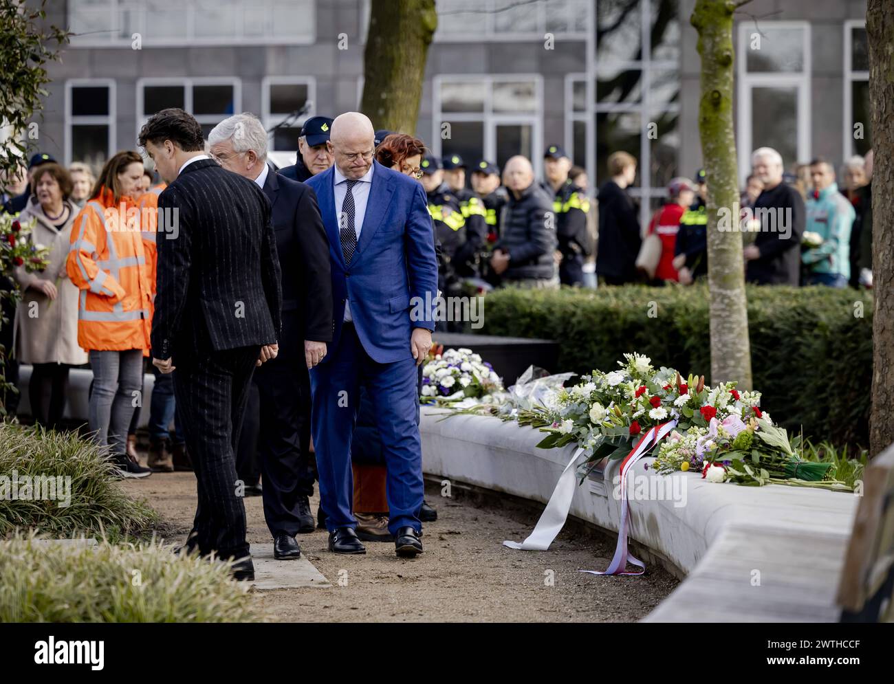 UTRECHT – Ferdinand Grapperhaus, ehemaliger Minister für Justiz und Sicherheit, legt Blumen zum Gedenken an den Straßenbahnangriff vom 18. März 2019. Vier Menschen wurden getötet und mehrere verletzt, als Gökmen T. das Feuer in und um eine Stadtbahn am 24. Oktober eröffnete. Die Gedenkfeier wird zum letzten Mal jährlich stattfinden, von nun an alle fünf Jahre. ANP ROBIN VAN LONKHUIJSEN niederlande aus - belgien aus Stockfoto