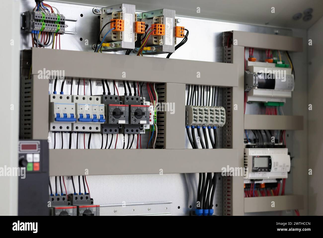 Schaltschrank mit industrieller Automatisierungssteuerung. Selektiver Fokus. Stockfoto