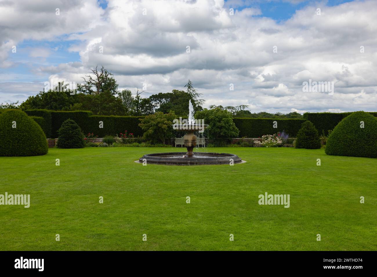 Springbrunnen im Powis Castle Garden in Welshpool, Wales, Großbritannien, Powis ist eine walisische Burg, die von einem walisischen Prinzen erbaut wurde Stockfoto