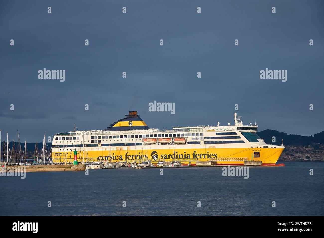 Vigo, Pontevedra, Spanien; 18. Dezember 2022; gelbes Luxusschiff Pascal Lota der Firma „Corsica Sardinia Ferries“, das im Hafen von V vor Anker liegt Stockfoto