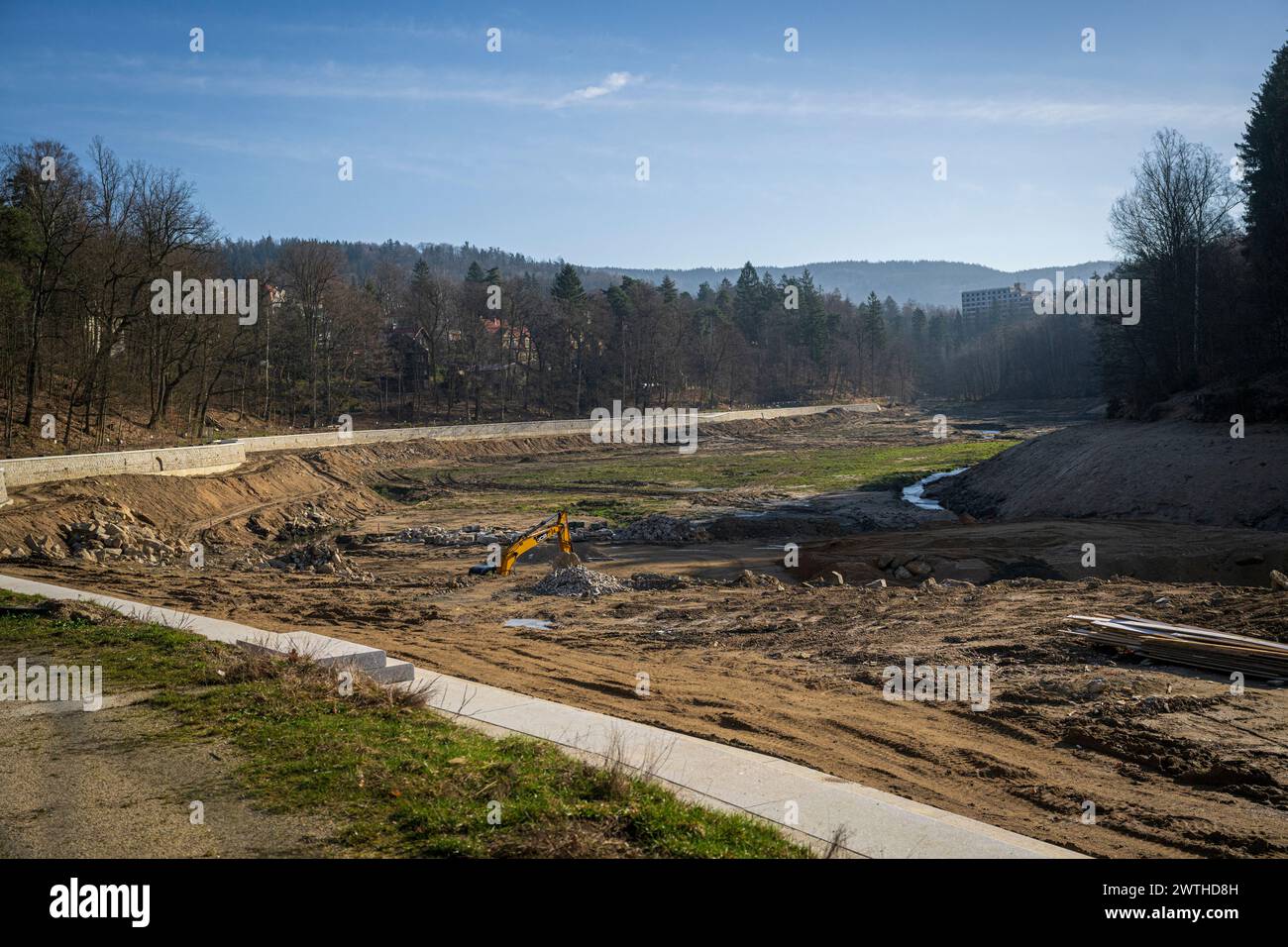 Liberec, Tschechische Republik. März 2024. Damm Wasserreservoir Harcov, Harcovska Damm oder Liberecka Damm nicht weit vom Zentrum der Stadt Liberec gelegen, im Tal des Harcovsky Brook, während Wiederaufbau in Liberec, Tschechische Republik, 18. März 2024. Der Liberec-Staudamm wurde zwischen den Jahren 1902-1904 errichtet und ist Teil des Iser-Dammsystems, das von Professor Otto INTZ aus Aachen entworfen wurde. Quelle: Radek Petrasek/CTK Photo/Alamy Live News Stockfoto