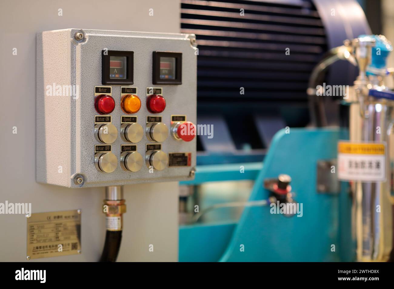 Industrielle Fertigungsmaschine mit Schaltkasten im Vordergrund. Selektiver Fokus. Stockfoto