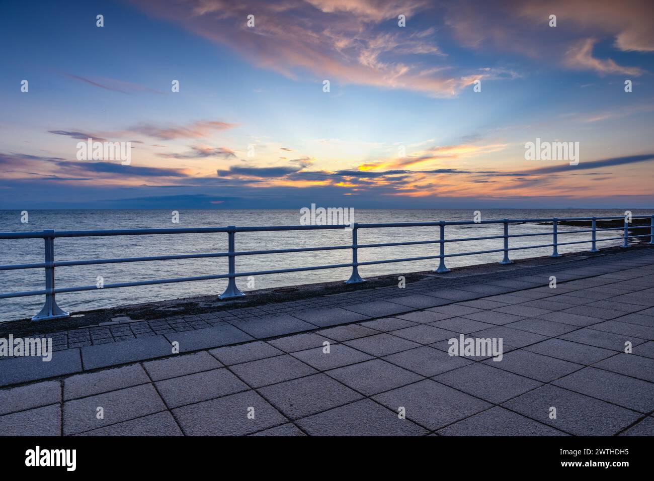 Ende des Tages auf der Promenade in Aberystwyth. Es ist ein Badeort mit einer langen Promenade und liegt an der walisischen Küste. Stockfoto