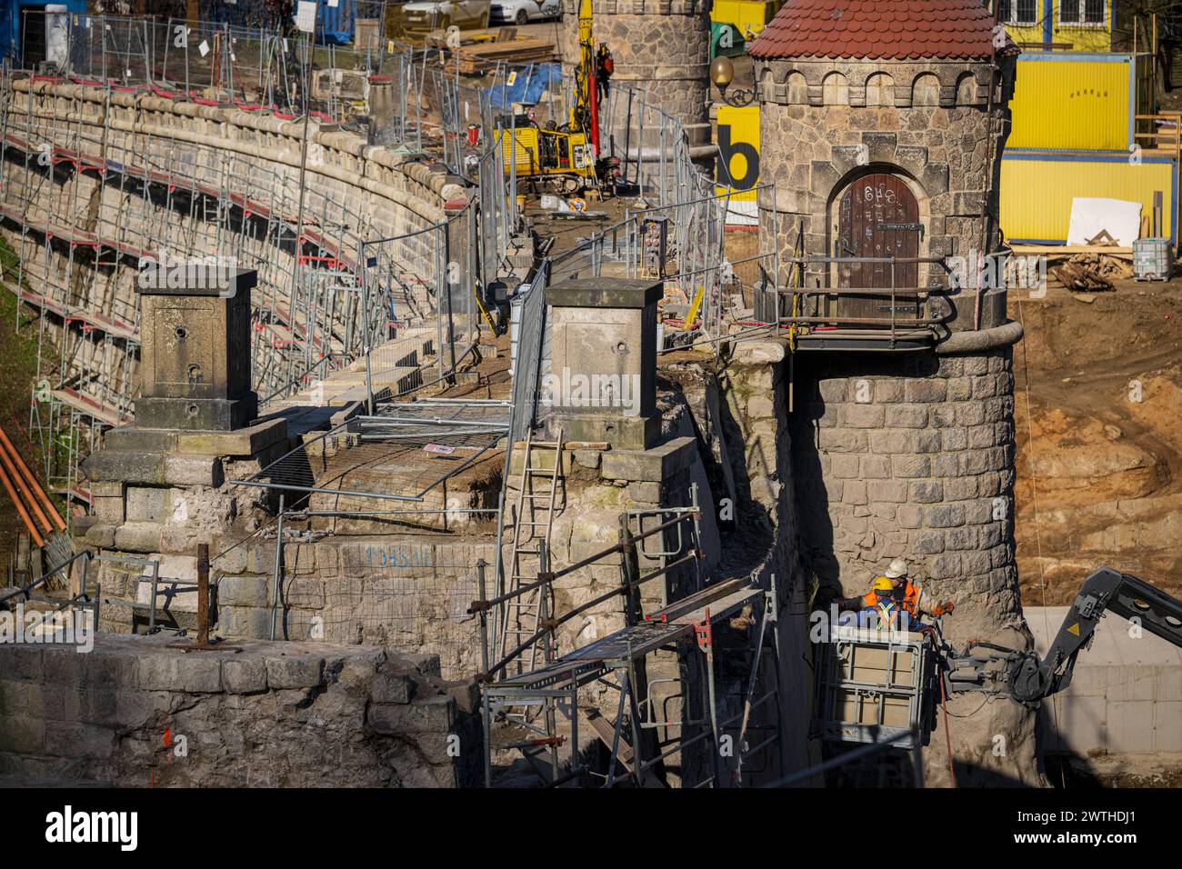 Liberec, Tschechische Republik. März 2024. Damm Wasserreservoir Harcov, Harcovska Damm oder Liberecka Damm nicht weit vom Zentrum der Stadt Liberec gelegen, im Tal des Harcovsky Brook, während Wiederaufbau in Liberec, Tschechische Republik, 18. März 2024. Der Liberec-Staudamm wurde zwischen den Jahren 1902-1904 errichtet und ist Teil des Iser-Dammsystems, das von Professor Otto INTZ aus Aachen entworfen wurde. Quelle: Radek Petrasek/CTK Photo/Alamy Live News Stockfoto