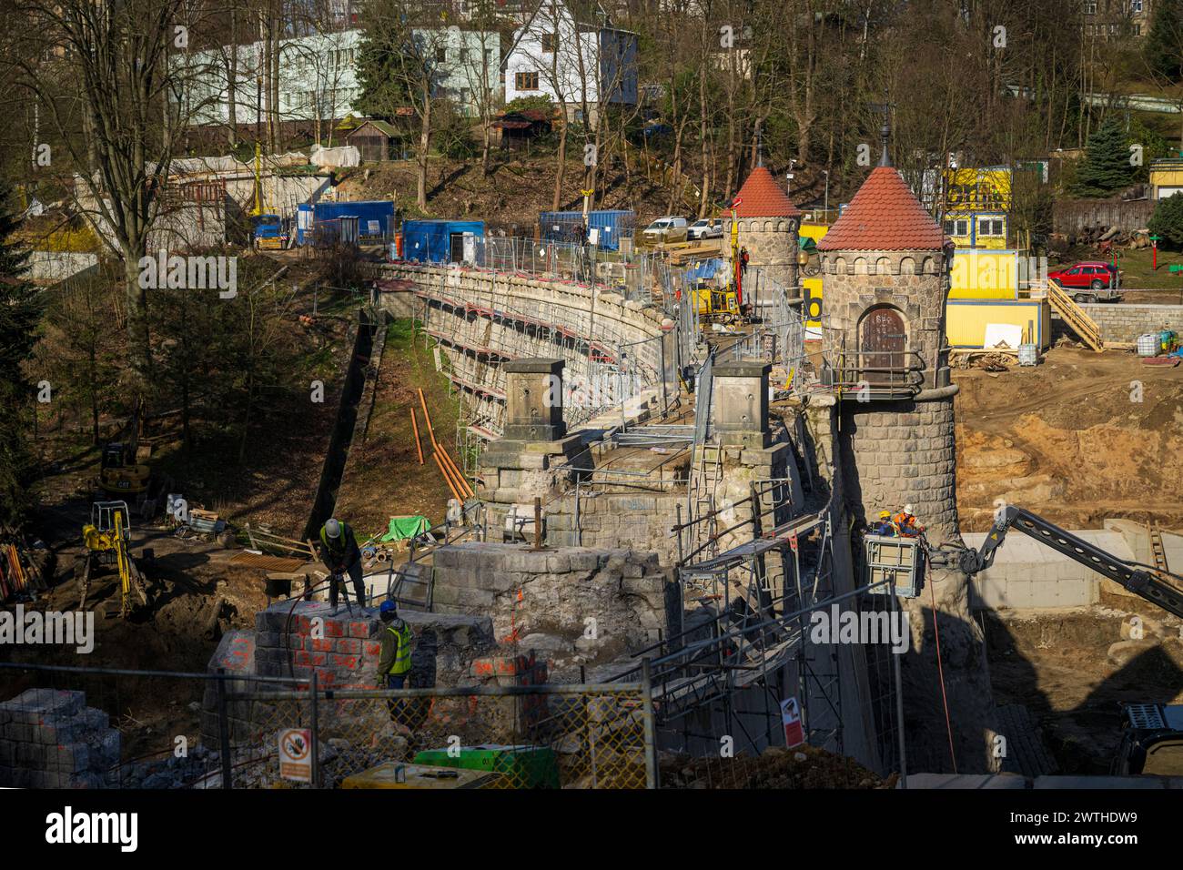 Liberec, Tschechische Republik. März 2024. Damm Wasserreservoir Harcov, Harcovska Damm oder Liberecka Damm nicht weit vom Zentrum der Stadt Liberec gelegen, im Tal des Harcovsky Brook, während Wiederaufbau in Liberec, Tschechische Republik, 18. März 2024. Der Liberec-Staudamm wurde zwischen den Jahren 1902-1904 errichtet und ist Teil des Iser-Dammsystems, das von Professor Otto INTZ aus Aachen entworfen wurde. Quelle: Radek Petrasek/CTK Photo/Alamy Live News Stockfoto
