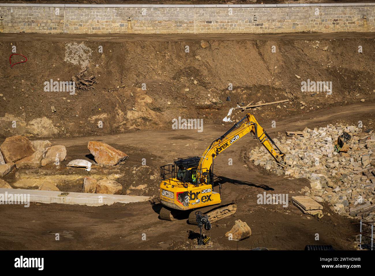 Liberec, Tschechische Republik. März 2024. Damm Wasserreservoir Harcov, Harcovska Damm oder Liberecka Damm nicht weit vom Zentrum der Stadt Liberec gelegen, im Tal des Harcovsky Brook, während Wiederaufbau in Liberec, Tschechische Republik, 18. März 2024. Der Liberec-Staudamm wurde zwischen den Jahren 1902-1904 errichtet und ist Teil des Iser-Dammsystems, das von Professor Otto INTZ aus Aachen entworfen wurde. Quelle: Radek Petrasek/CTK Photo/Alamy Live News Stockfoto