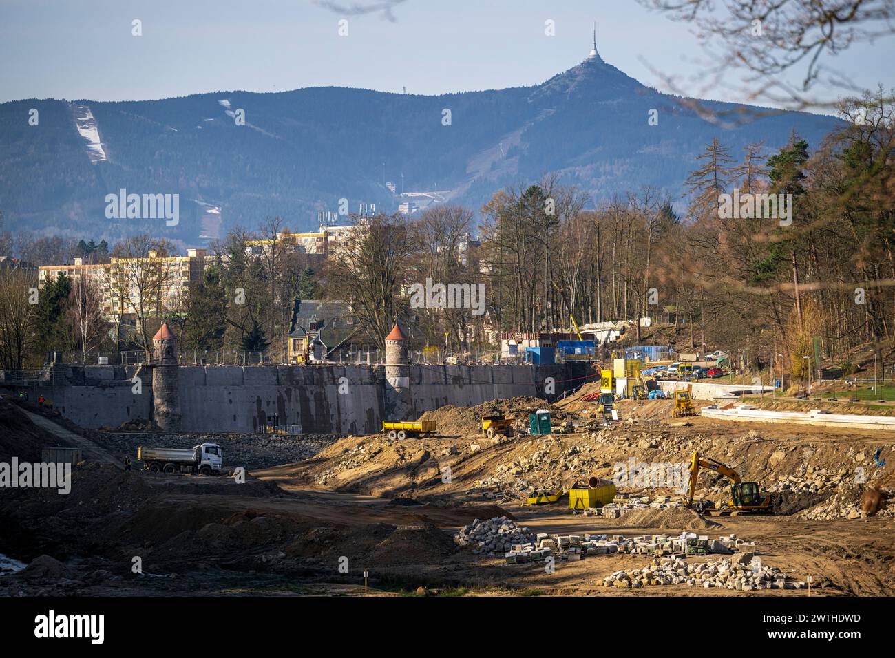 Liberec, Tschechische Republik. März 2024. Damm Wasserreservoir Harcov, Harcovska Damm oder Liberecka Damm nicht weit vom Zentrum der Stadt Liberec gelegen, im Tal des Harcovsky Brook, während Wiederaufbau in Liberec, Tschechische Republik, 18. März 2024. Der Liberec-Staudamm wurde zwischen den Jahren 1902-1904 errichtet und ist Teil des Iser-Dammsystems, das von Professor Otto INTZ aus Aachen entworfen wurde. Quelle: Radek Petrasek/CTK Photo/Alamy Live News Stockfoto