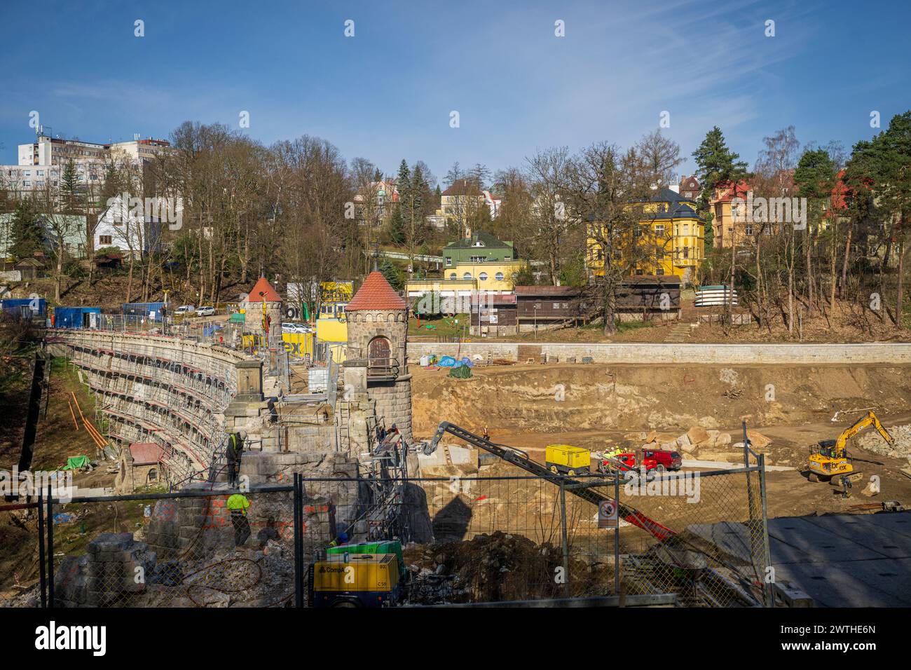 Liberec, Tschechische Republik. März 2024. Damm Wasserreservoir Harcov, Harcovska Damm oder Liberecka Damm nicht weit vom Zentrum der Stadt Liberec gelegen, im Tal des Harcovsky Brook, während Wiederaufbau in Liberec, Tschechische Republik, 18. März 2024. Der Liberec-Staudamm wurde zwischen den Jahren 1902-1904 errichtet und ist Teil des Iser-Dammsystems, das von Professor Otto INTZ aus Aachen entworfen wurde. Quelle: Radek Petrasek/CTK Photo/Alamy Live News Stockfoto