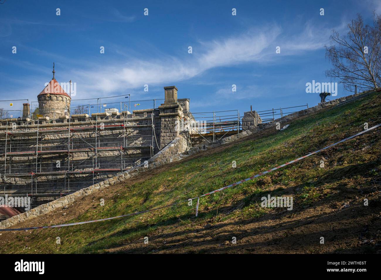 Liberec, Tschechische Republik. März 2024. Damm Wasserreservoir Harcov, Harcovska Damm oder Liberecka Damm nicht weit vom Zentrum der Stadt Liberec gelegen, im Tal des Harcovsky Brook, während Wiederaufbau in Liberec, Tschechische Republik, 18. März 2024. Der Liberec-Staudamm wurde zwischen den Jahren 1902-1904 errichtet und ist Teil des Iser-Dammsystems, das von Professor Otto INTZ aus Aachen entworfen wurde. Quelle: Radek Petrasek/CTK Photo/Alamy Live News Stockfoto