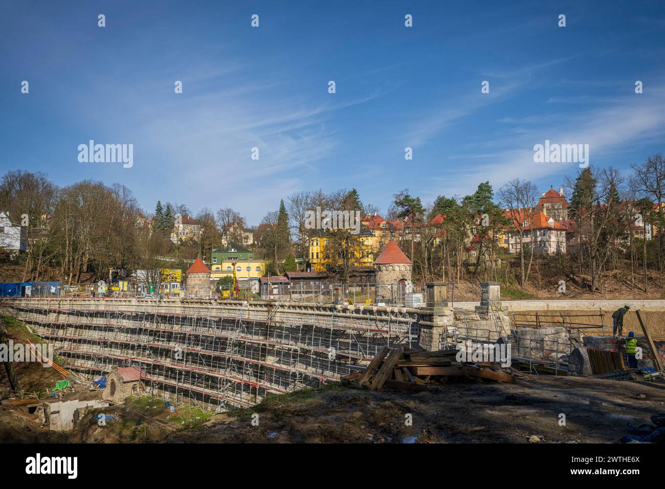 Liberec, Tschechische Republik. März 2024. Damm Wasserreservoir Harcov, Harcovska Damm oder Liberecka Damm nicht weit vom Zentrum der Stadt Liberec gelegen, im Tal des Harcovsky Brook, während Wiederaufbau in Liberec, Tschechische Republik, 18. März 2024. Der Liberec-Staudamm wurde zwischen den Jahren 1902-1904 errichtet und ist Teil des Iser-Dammsystems, das von Professor Otto INTZ aus Aachen entworfen wurde. Quelle: Radek Petrasek/CTK Photo/Alamy Live News Stockfoto