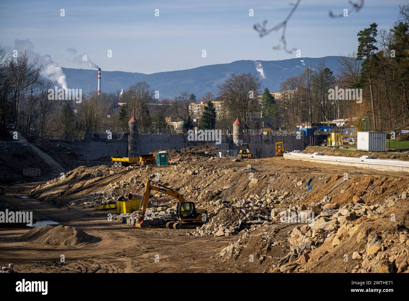 Liberec, Tschechische Republik. März 2024. Damm Wasserreservoir Harcov, Harcovska Damm oder Liberecka Damm nicht weit vom Zentrum der Stadt Liberec gelegen, im Tal des Harcovsky Brook, während Wiederaufbau in Liberec, Tschechische Republik, 18. März 2024. Der Liberec-Staudamm wurde zwischen den Jahren 1902-1904 errichtet und ist Teil des Iser-Dammsystems, das von Professor Otto INTZ aus Aachen entworfen wurde. Quelle: Radek Petrasek/CTK Photo/Alamy Live News Stockfoto