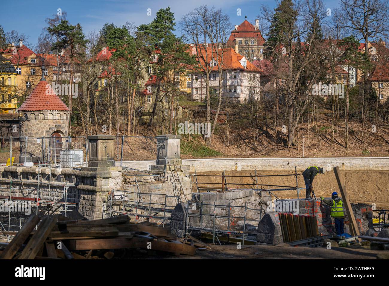 Liberec, Tschechische Republik. März 2024. Damm Wasserreservoir Harcov, Harcovska Damm oder Liberecka Damm nicht weit vom Zentrum der Stadt Liberec gelegen, im Tal des Harcovsky Brook, während Wiederaufbau in Liberec, Tschechische Republik, 18. März 2024. Der Liberec-Staudamm wurde zwischen den Jahren 1902-1904 errichtet und ist Teil des Iser-Dammsystems, das von Professor Otto INTZ aus Aachen entworfen wurde. Quelle: Radek Petrasek/CTK Photo/Alamy Live News Stockfoto