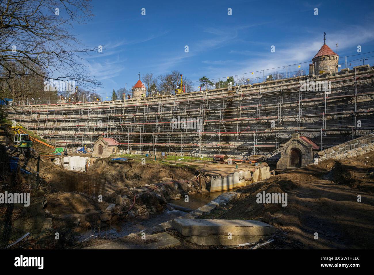 Liberec, Tschechische Republik. März 2024. Damm Wasserreservoir Harcov, Harcovska Damm oder Liberecka Damm nicht weit vom Zentrum der Stadt Liberec gelegen, im Tal des Harcovsky Brook, während Wiederaufbau in Liberec, Tschechische Republik, 18. März 2024. Der Liberec-Staudamm wurde zwischen den Jahren 1902-1904 errichtet und ist Teil des Iser-Dammsystems, das von Professor Otto INTZ aus Aachen entworfen wurde. Quelle: Radek Petrasek/CTK Photo/Alamy Live News Stockfoto