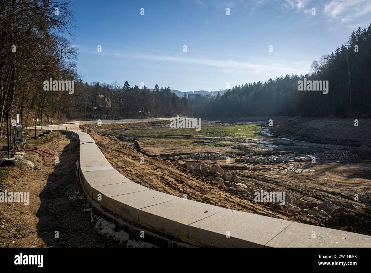 Liberec, Tschechische Republik. März 2024. Damm Wasserreservoir Harcov, Harcovska Damm oder Liberecka Damm nicht weit vom Zentrum der Stadt Liberec gelegen, im Tal des Harcovsky Brook, während Wiederaufbau in Liberec, Tschechische Republik, 18. März 2024. Der Liberec-Staudamm wurde zwischen den Jahren 1902-1904 errichtet und ist Teil des Iser-Dammsystems, das von Professor Otto INTZ aus Aachen entworfen wurde. Quelle: Radek Petrasek/CTK Photo/Alamy Live News Stockfoto