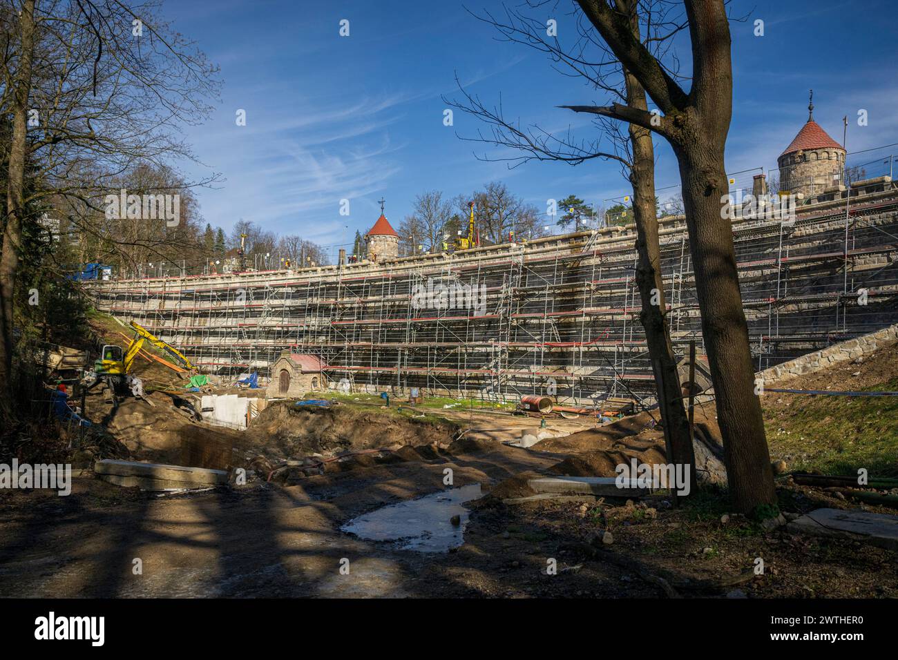 Liberec, Tschechische Republik. März 2024. Damm Wasserreservoir Harcov, Harcovska Damm oder Liberecka Damm nicht weit vom Zentrum der Stadt Liberec gelegen, im Tal des Harcovsky Brook, während Wiederaufbau in Liberec, Tschechische Republik, 18. März 2024. Der Liberec-Staudamm wurde zwischen den Jahren 1902-1904 errichtet und ist Teil des Iser-Dammsystems, das von Professor Otto INTZ aus Aachen entworfen wurde. Quelle: Radek Petrasek/CTK Photo/Alamy Live News Stockfoto