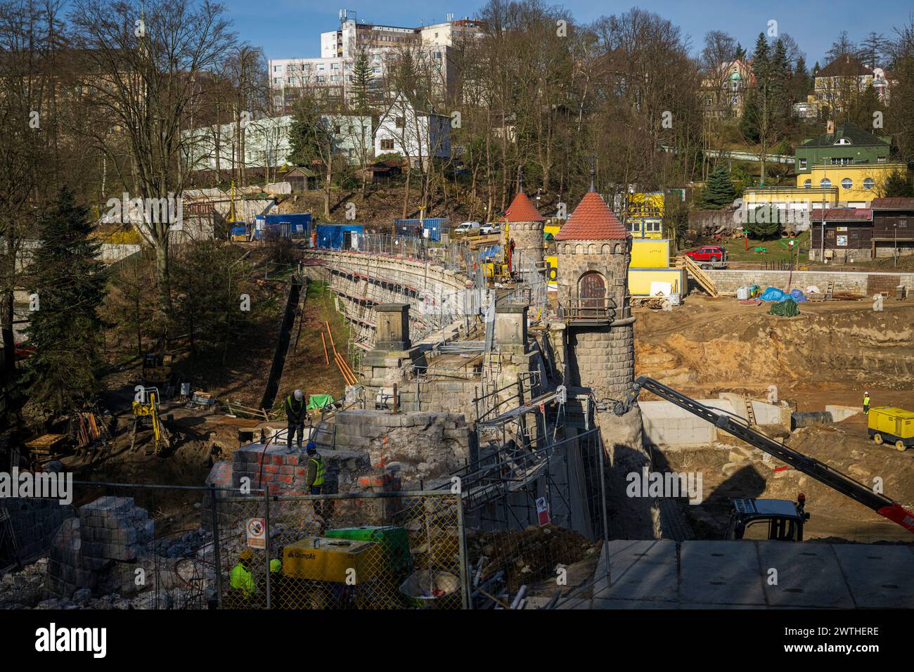Liberec, Tschechische Republik. März 2024. Damm Wasserreservoir Harcov, Harcovska Damm oder Liberecka Damm nicht weit vom Zentrum der Stadt Liberec gelegen, im Tal des Harcovsky Brook, während Wiederaufbau in Liberec, Tschechische Republik, 18. März 2024. Der Liberec-Staudamm wurde zwischen den Jahren 1902-1904 errichtet und ist Teil des Iser-Dammsystems, das von Professor Otto INTZ aus Aachen entworfen wurde. Quelle: Radek Petrasek/CTK Photo/Alamy Live News Stockfoto