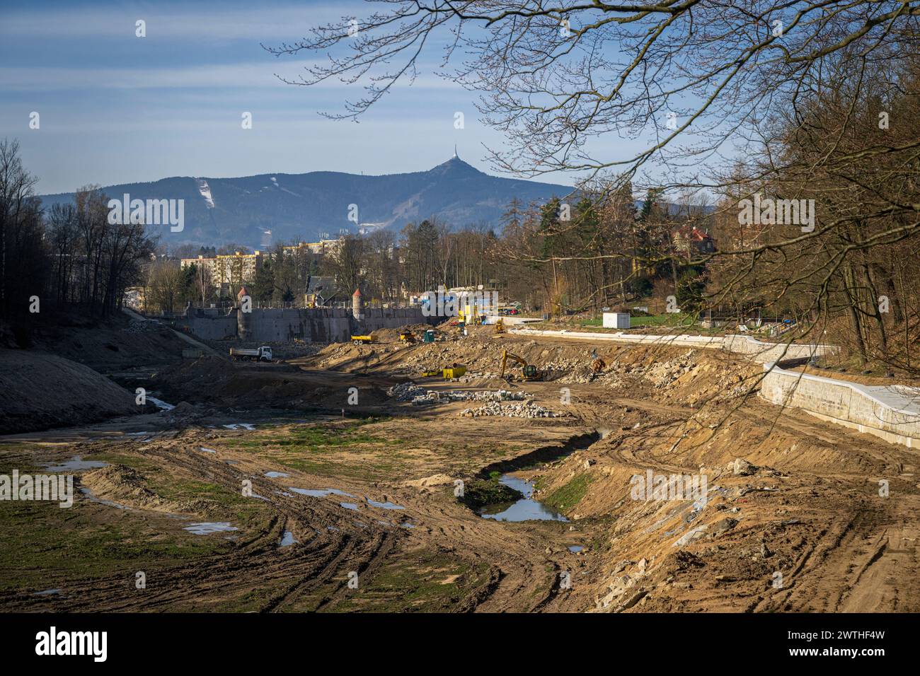 Liberec, Tschechische Republik. März 2024. Damm Wasserreservoir Harcov, Harcovska Damm oder Liberecka Damm nicht weit vom Zentrum der Stadt Liberec gelegen, im Tal des Harcovsky Brook, während Wiederaufbau in Liberec, Tschechische Republik, 18. März 2024. Der Liberec-Staudamm wurde zwischen den Jahren 1902-1904 errichtet und ist Teil des Iser-Dammsystems, das von Professor Otto INTZ aus Aachen entworfen wurde. Quelle: Radek Petrasek/CTK Photo/Alamy Live News Stockfoto